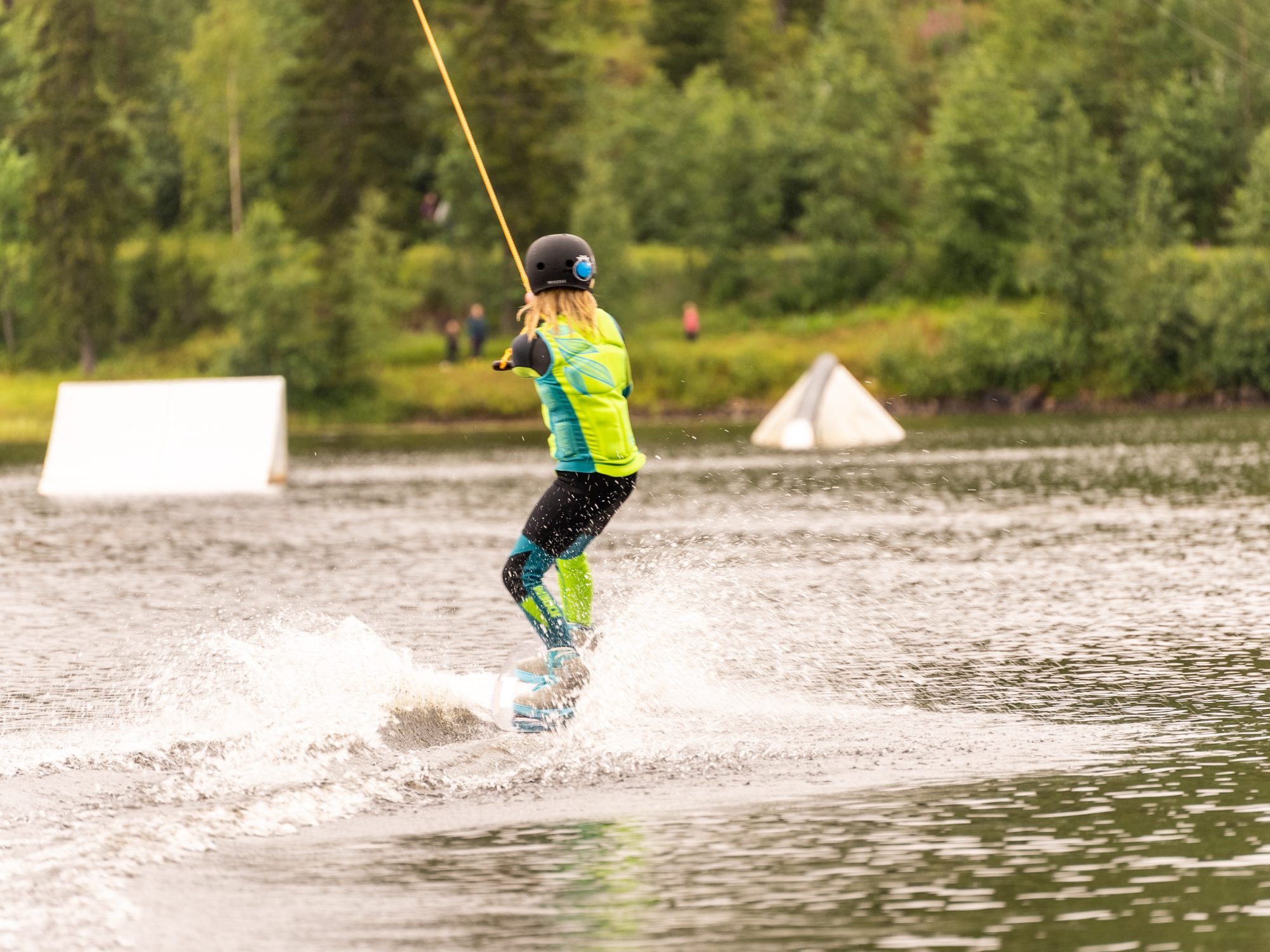 Poika wakeboardaamassa
