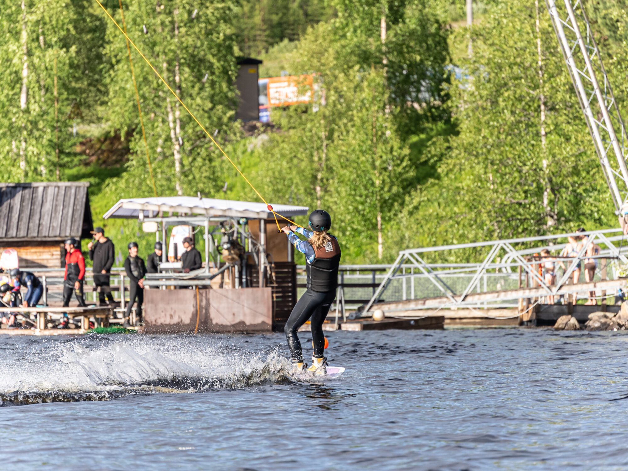 Wakeboardaaja Halla Wake Parkilla