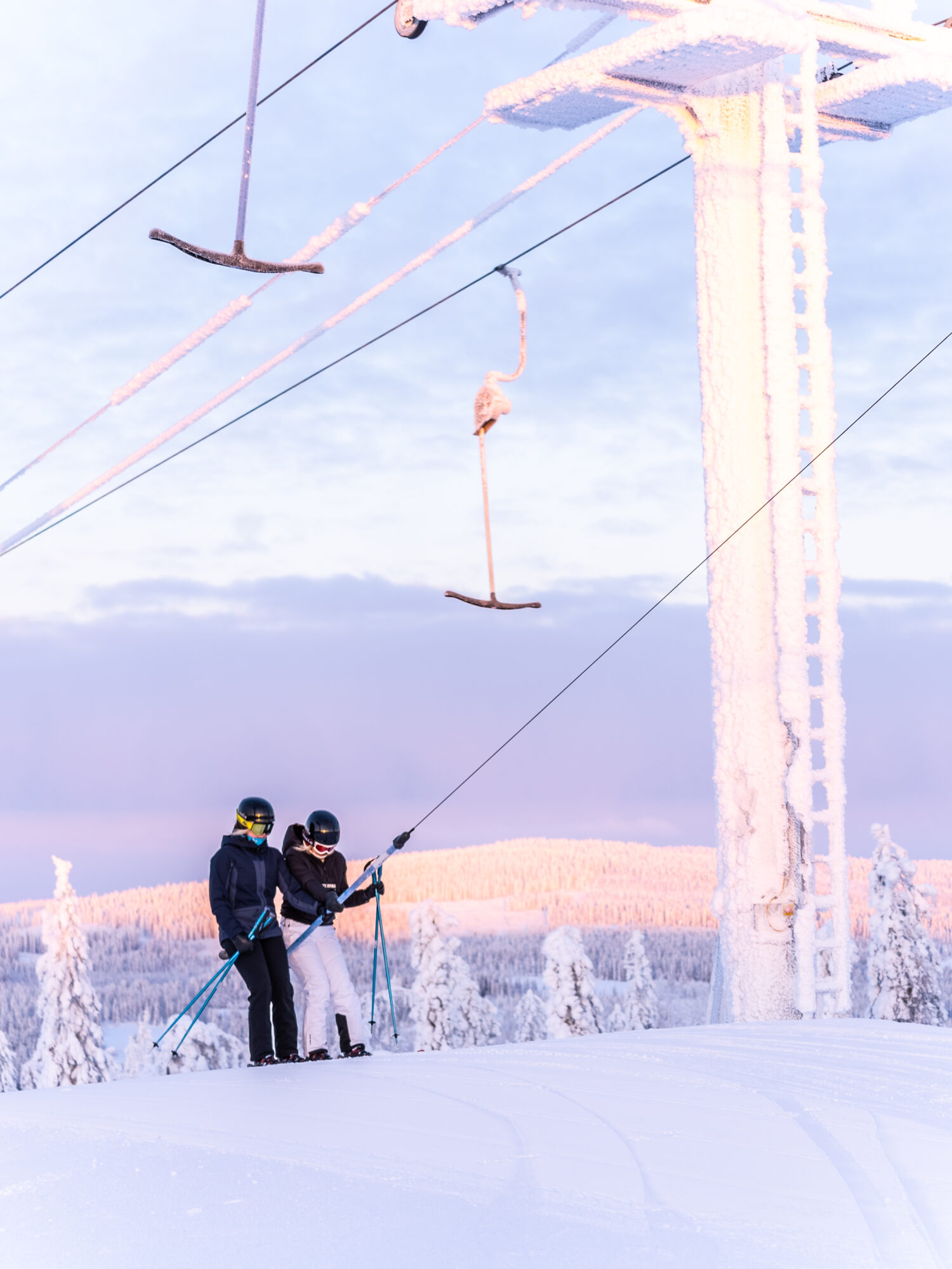 Kaksi laskettelijaa Ukkohallan rinteillä